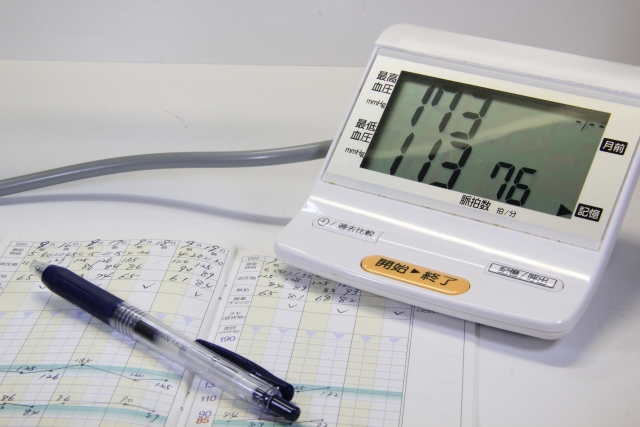 健診で「血圧が高い」と言われたら？高血圧と脳出血・脳梗塞の関係